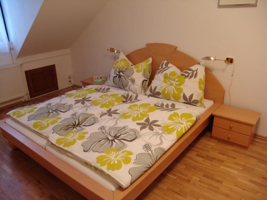 Luna City Apartman Apartment Шопрон Екстериор снимка